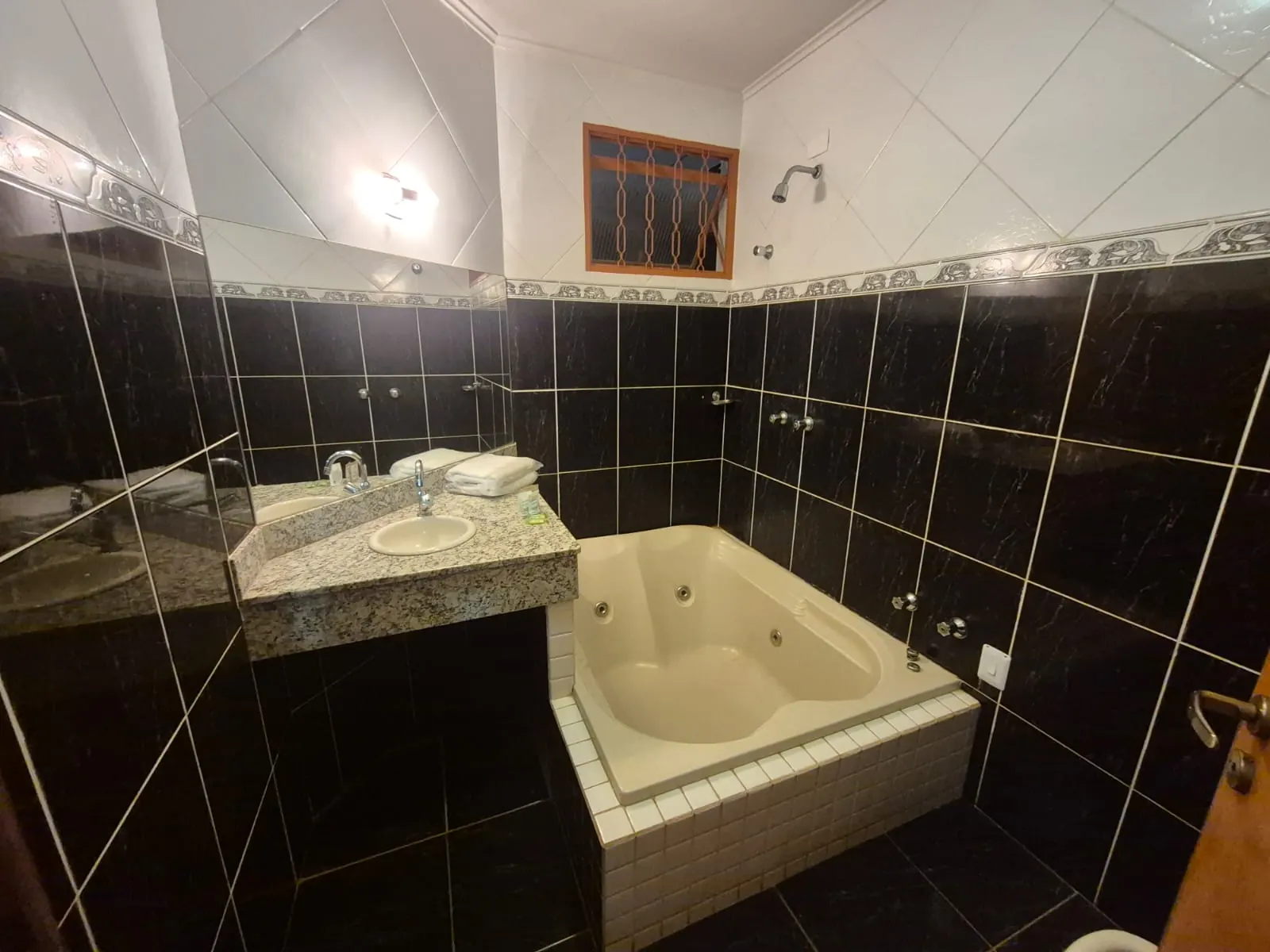 Suíte com hidromassagem do Motel Pousada Aquarius em Campo Grande MS